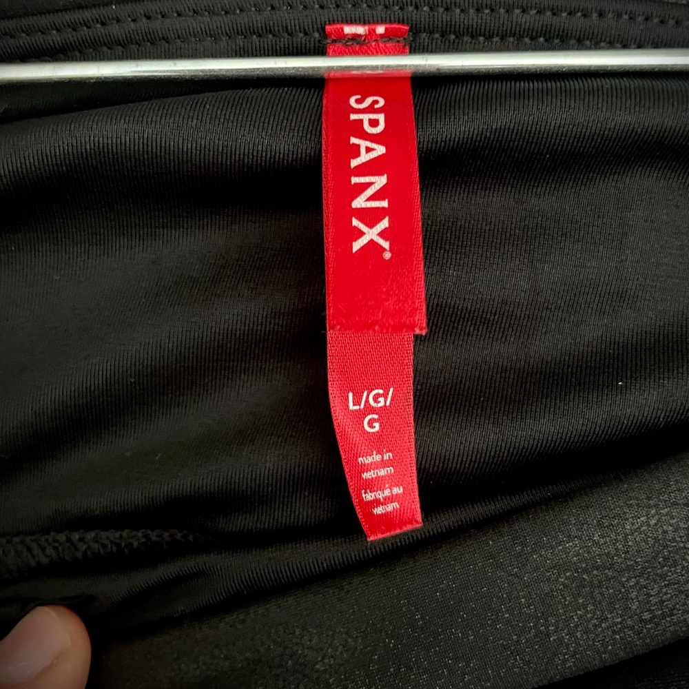 New SPANX Faux Leather Like Leggings - Picture 4 of 5